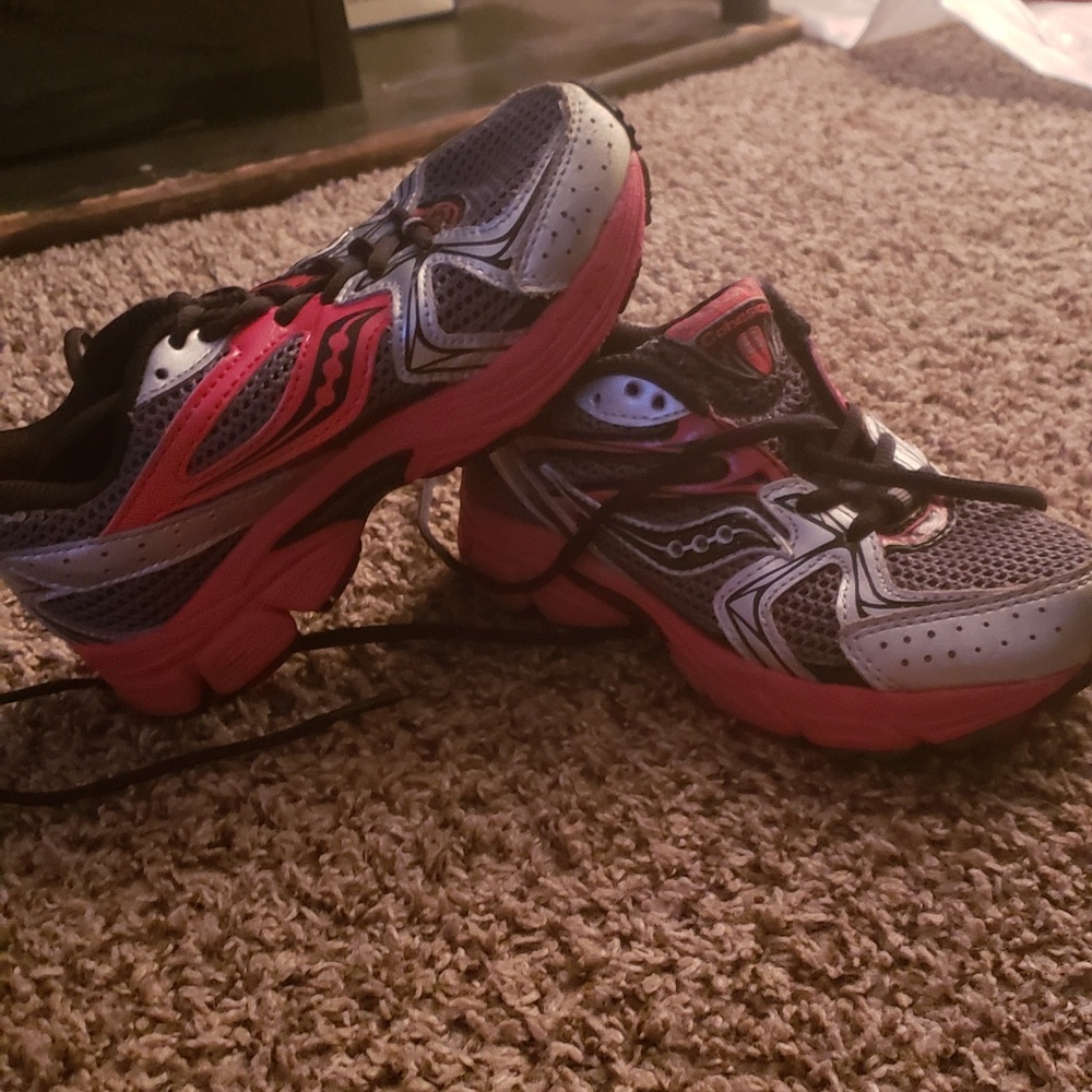 Soucony tennis shoes